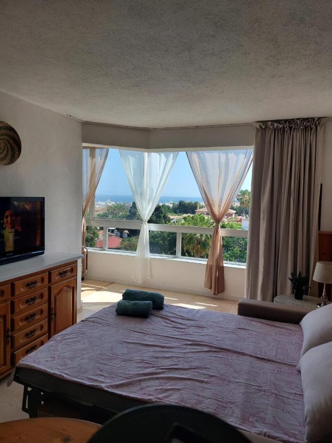 Seaside Serenity: Torremolinos Apartment with Pool and Views Exterior photo